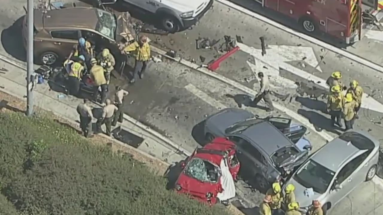 Un muerto y varios heridos deja choque múltiple tras persecución en el sur de Los Ángeles