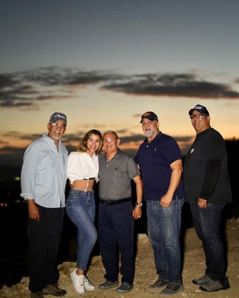Ella compartió varias fotografías del tiempo que pasó con su papá, sus hermanos y más miembros de su familia en un lugar rodeado de naturaleza. 
<br>
