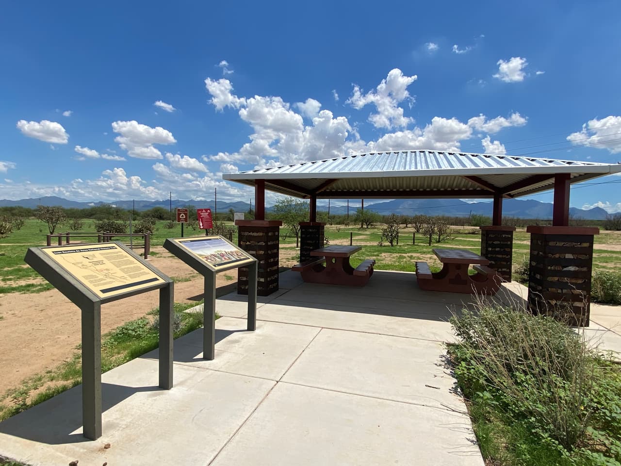 El contraste de la vegetación verde y el azul del cielo parcialmente despejado llama la atención de transeúntes que se detienen a tomar fotos de los cambios que se observan.