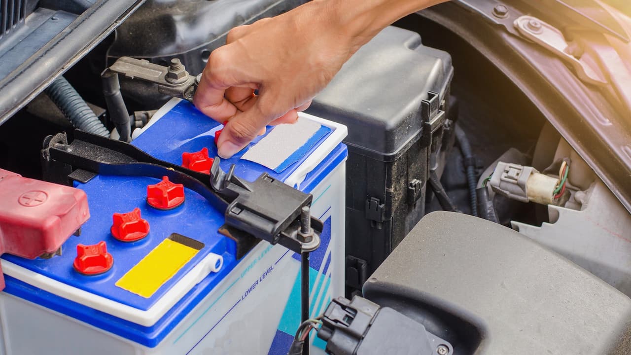 <b>Mantener la batería del auto en perfectas condiciones</b>:
<br>
<br>El frio intenso hace que los automóviles vehículo usen mucha más energía eléctrica que lo que usarían en climas más benévolo. El uso de accesorios diseñados para climas frios como la calefacción, el descongelador eléctrico de la ventana trasera y los calentadores de los asientos entre otros, aumentan la demanda de energía al alternador y pueden llegar a afectar su funcionamiento. Es por esto que una batería en buen estado es primordial para enfrentar una ola de frío. No la descuides.