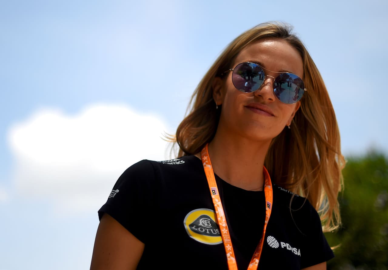 Carmen Jordá, de 28 años, hace parte del equipo de Lotus desde 2015 en Fórmula 1, en donde es piloto de desarrollo.