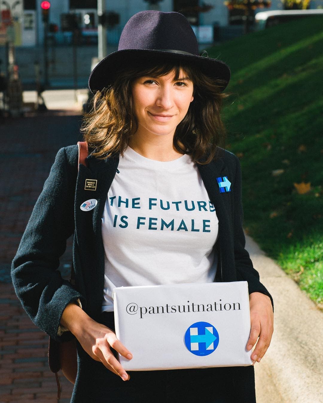 En la imagen, una votante sostiene el nombre del grupo con el logo de la campaña de Clinton. "Podemos tomar este símbolo del feminismo y la lucha por la igualdad y hacerlo nuestro", dijo la fundadora del grupo, Libby Chamberlain, al 
<a href="http://www.wsj.com/articles/hillary-clinton-supporters-plan-to-sport-pansuits-at-the-polls-1478208739"><i>Wall Street Journal</i></a>. "Literalmente, llevarlo a las urnas".
<br>