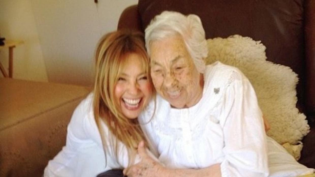 A la par de estos comentarios hubo uno en particular que criticaba a Thalía por un supuesto abandono a su abuela.
