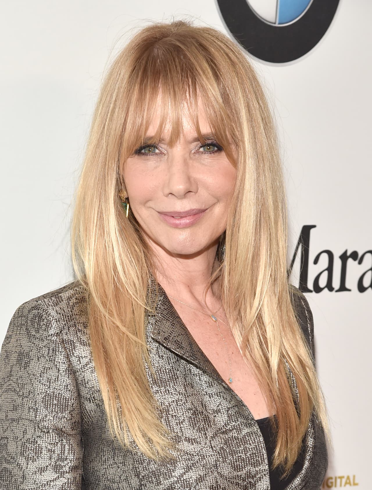 <b>Rosanna Arquette</b> contó a The New Yorker que a principios de la década de los 90 Weinstein le pidió que se reuniera con él en un hotel de Los Ángeles. Cuando llegó a su habitación Arquette se encontró con el productor en albornoz: le dijo que le dolía el cuello y que necesitaba un masaje. Tomó su mano y la puso en su cuello. Cuando ella la retiró,
<b>le volvió a agarrar la mano y se la puso en el pene, que estaba a la vista y en erección</b>. Arquette se escabulló y Weinstein le dijo que estaba cometiendo un grave error al rechazarlo.