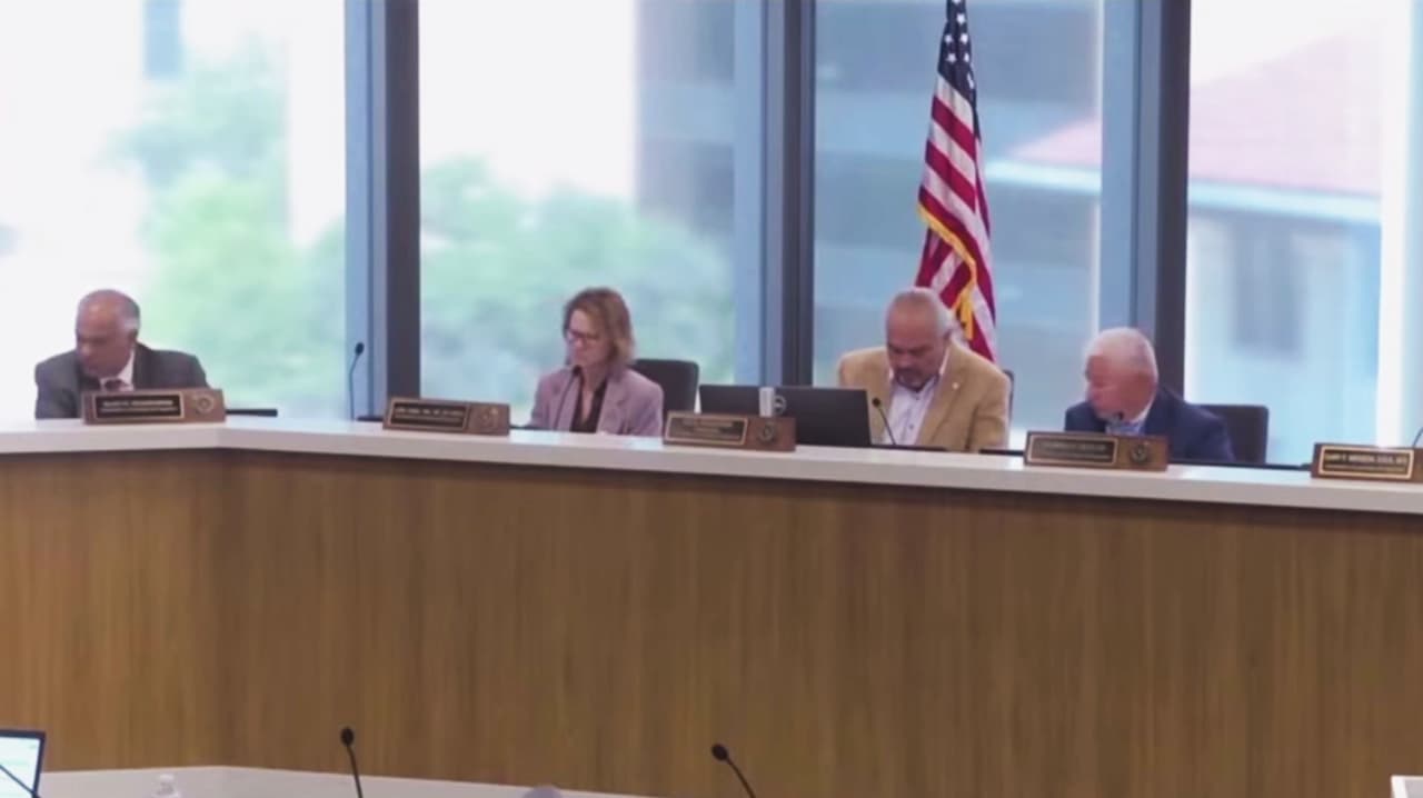 Texas aprueba nueva regla para verificar “presencia legal” en trámites de licencias profesionales