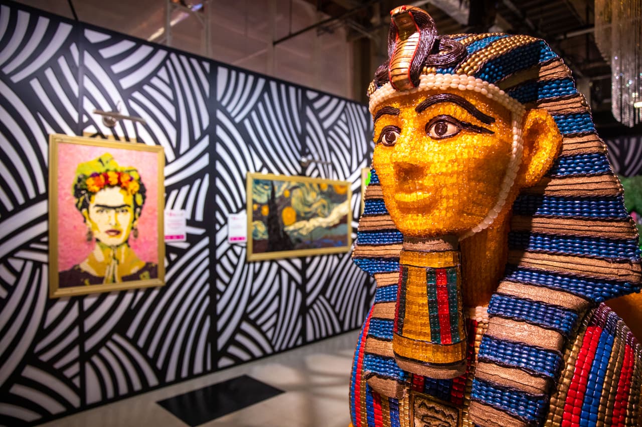 <b>Sphinx </b>es la pieza central de la Galería Candytopia y es un homenaje a los primeros fabricantes de dulces, los egipcios. Es una pieza adecuada, ya que Filadelfia es el hogar de la preciada Esfinge en el Museo de Arte de Filadelfia y el Museo Penn. Esta majestuosa creación está hecha de ositos de goma, bloques de construcción de goma, caramelos, chiclets y cinturones amargos. (78K caramelos, 317 horas de construcción y 8.932KG de azúcar)