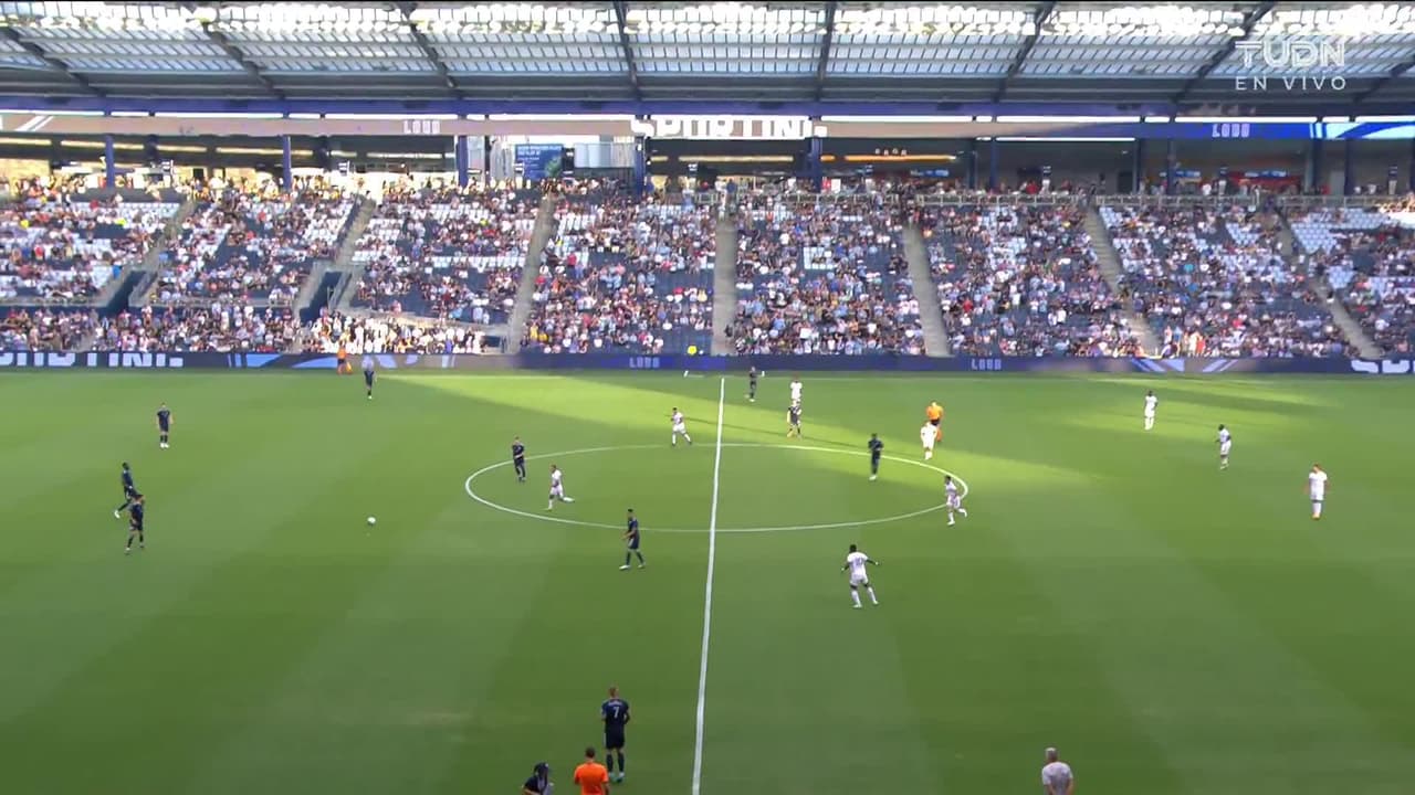Arranca el partido y la pelota está en juego.