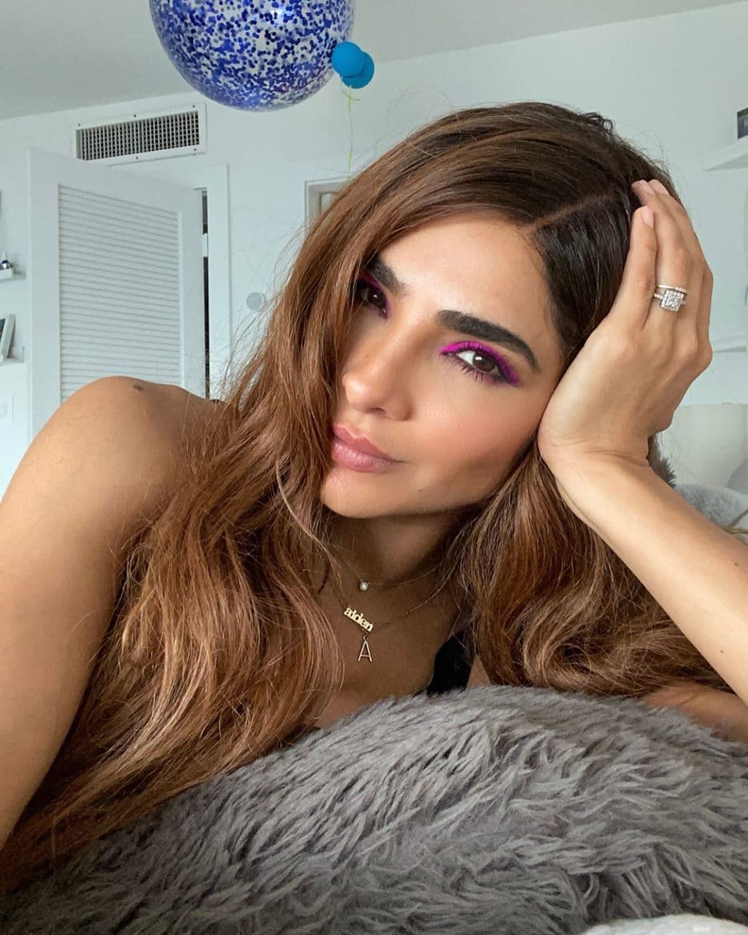 En la charla, en la que 
<b><a href="https://www.univision.com/entretenimiento/alejandra-espinoza-revela-el-sacrificio-que-su-hermana-con-cancer-hubiera-estado-dispuesta-a-hacer-por-su-familia-video" target="_blank">estuvo junto a su hermana Damaris Jiménez</a></b> con quien comparte el proyecto del podcast 'Entre hermanas', también compartió cómo han sido para ella estos 6 años de maternidad. 
<br>