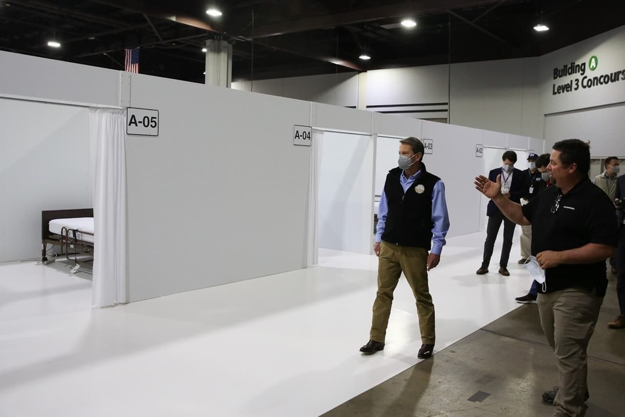 Las camas hospitalarias dispuestas en el Centro de Convenciones fueron retiradas un mes después de su instalación, ahora el gobernador ordenó reactivar el hospital improvisado en el Georgia World Congress Center.