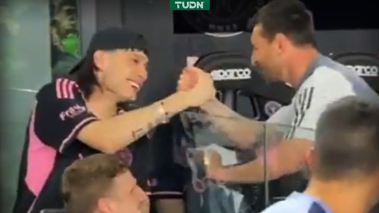 Reunión de figuras: El feliz saludo de Messi con Peso Pluma