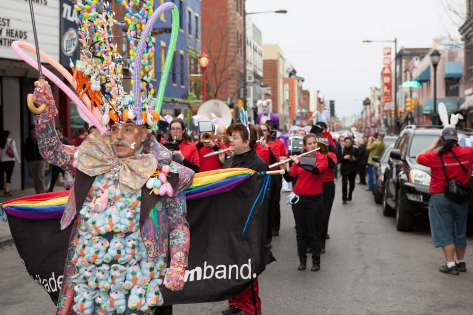 El desfile comienza a las 12:30 p. m. en 5th y South Street, y termina en el nuevo Headhouse Plaza en 2nd y Lombard Street.