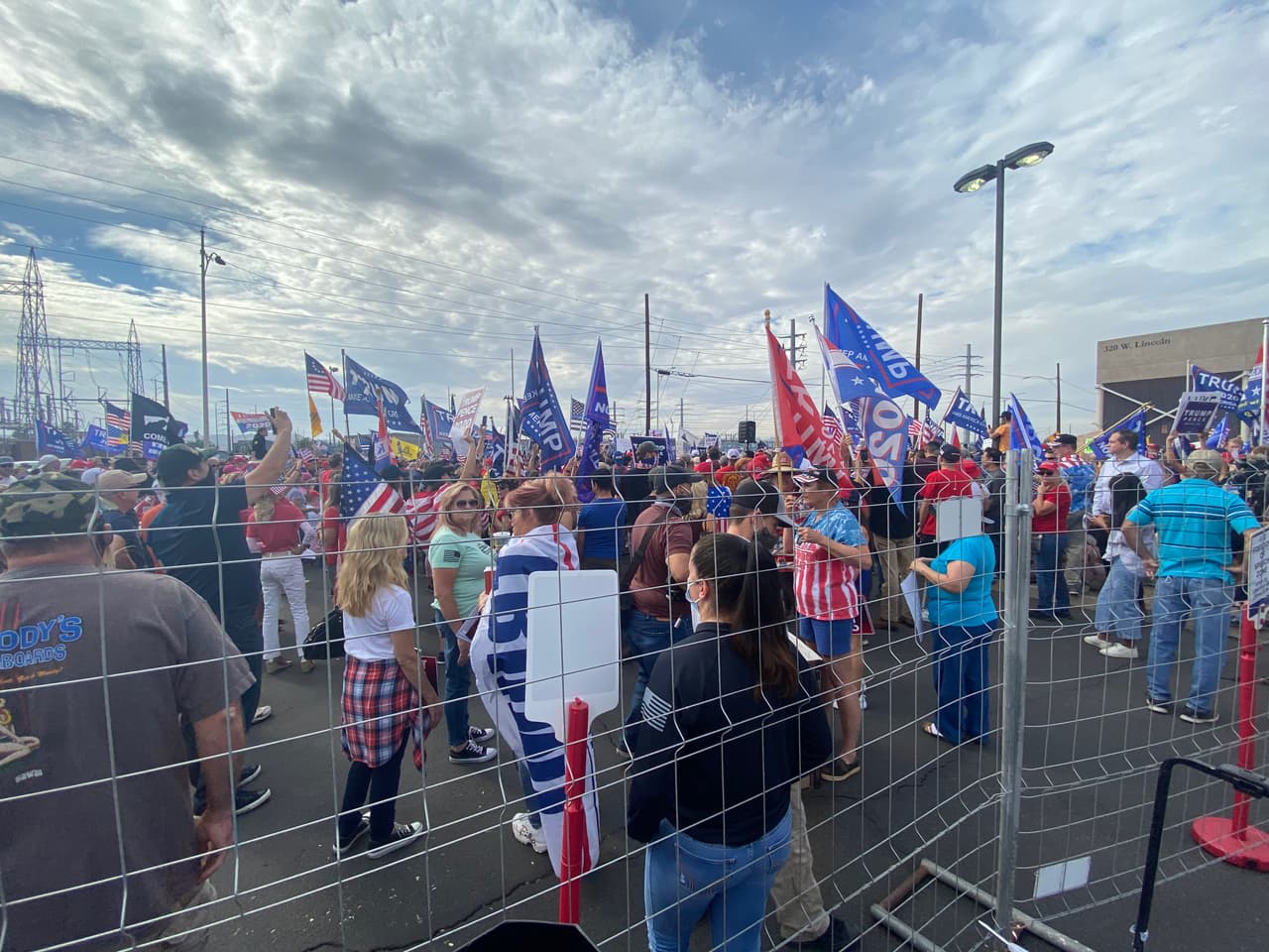 <a href="https://www.univision.com/local/arizona-ktvw/elecciones-estados-unidos-2020/armados-y-con-pancartas-los-simpatizantes-de-trump-protestan-frente-a-la-alcaldia-de-phoenix">Las fuerzas del orden, incluyendo la Policía de Phoenix</a>, esperan más protestas en los próximos días, y por eso le 
<b>hacen un llamado a la población a ejercer su derecho constitucional, pero de manera pacífica.</b>
<br>