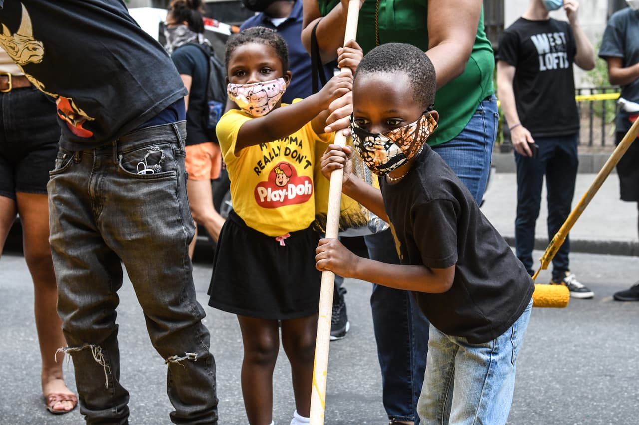 Los precursores de las obras esperan que los murales, ubicados cerca a varios tribunales, sean un recordatorio de que las vidas negras importan para cada juez, policía o funcionario público que pase por el área.
<br>