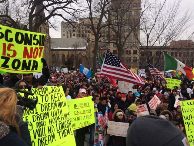 Este jueves se lleva a cabo el "Día Sin Latinos" en el estado de Wisconsin con el objetivo de decirle "no" a la aprobación de dos proyectos de ley que avanzan en la legislatura y que activistas han calificado de antiinmigrantes.