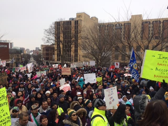 La otra propuesta que se estudia es la SB 533 que prohibiría a municipalidades en Wisconsin expedir documentos de identidad, distintos a las tarjetas de identificación y licencias de conducir del estado, para que inmigrantes indocumentados puedan identificarse.