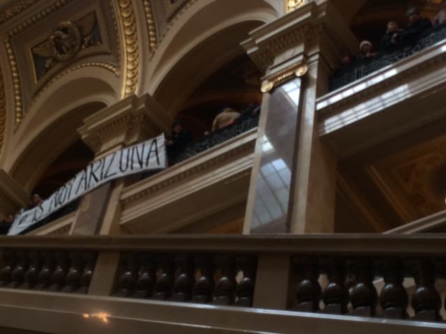 Unas 8,000 personas se presentaron frente al Capitolio en la ciudad de Madison.