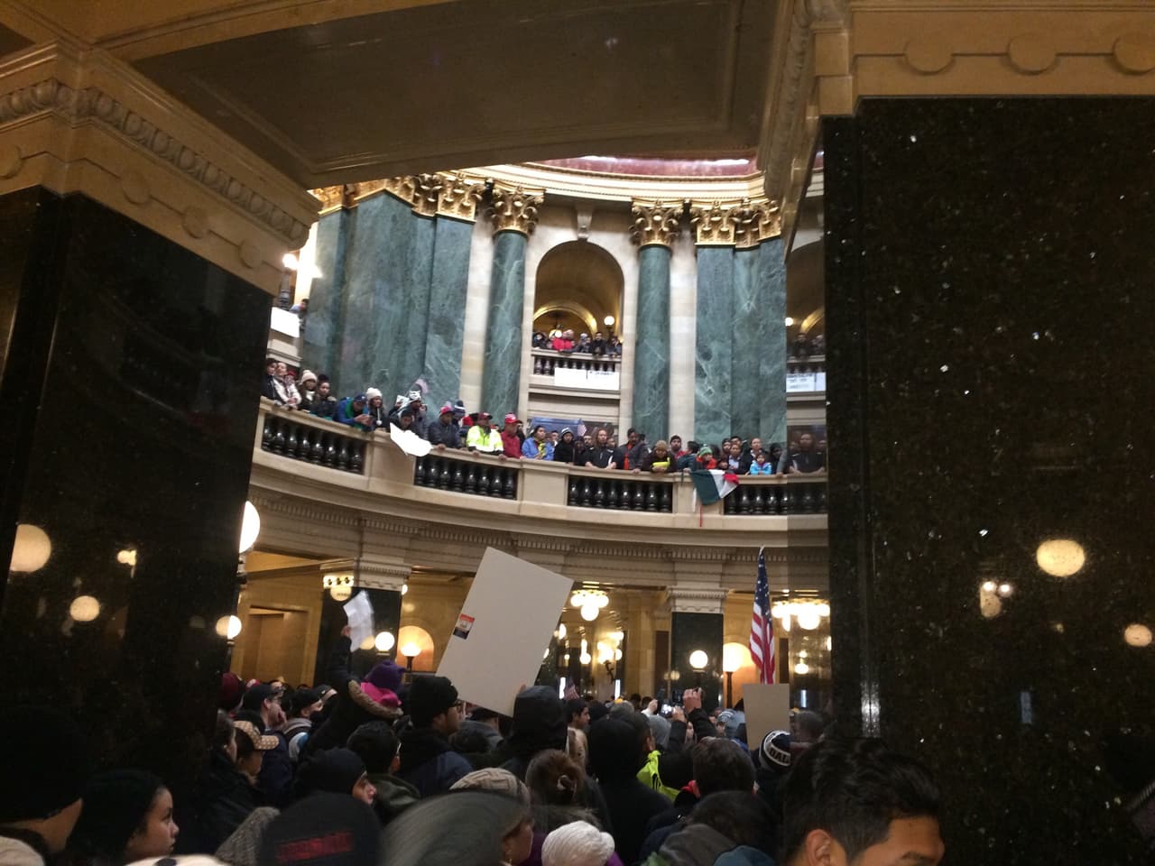 Es decir, que la policía podría indagar sobre el estatus migratorio de un arrestado y entregarlo a ICE para su eventual deportación.