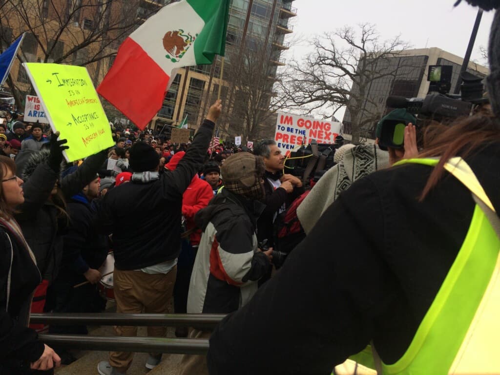 Uno de los proyectos de ley criticados es el AB 450, presentado por el congresista republicano John Spiros, y que prohibiría aprobar resoluciones o políticas que impidan a empleados preguntar sobre el estatus migratorio de un individuo legalmente detenido o arrestado, o cooperar con autoridades de inmigración.