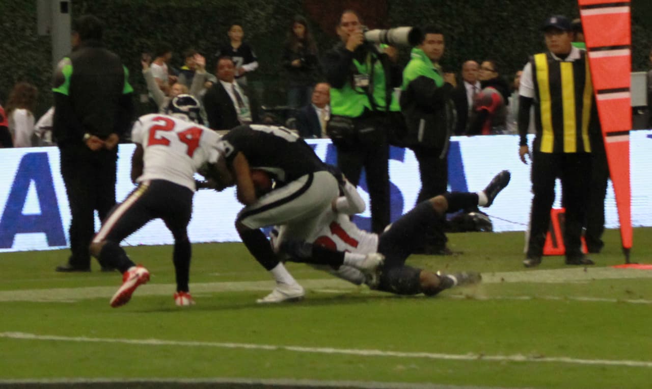 Te presentamos las mejores imágenes que nos dejó el juego entre Raiders y Texans en la cancha del estadio Azteca de la ciudad de México.