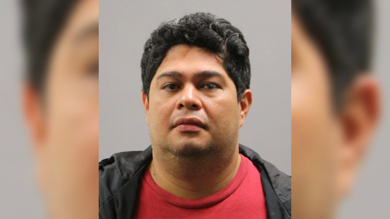 Edger Santiago Ramon, de 43 años. Mide 5 pies 8 pulgadas, pesa 145 libras, tiene ojos cafés y cabello negro. Enfrenta cargos por agresión sexual. Última ubicación conocida: Katy, Texas. Tiene antecedentes en el condado Harris por lesiones a ancianos, también por conducir ebrio.