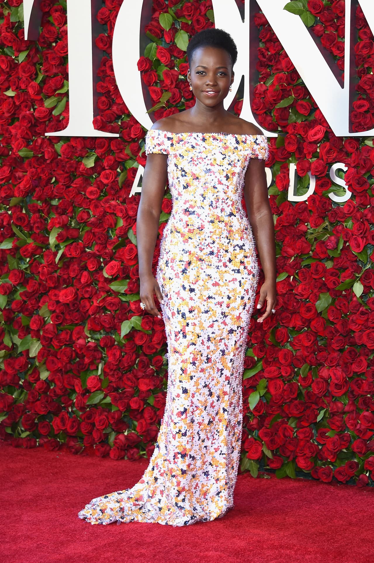 Los mismos pasos siguió la actriz Lupita Nyongo quien en su vestido off-shoulder de Jason Wu trajo una alegre explosión de tonos. No era para menos, la actriz logró su primera nominación a Mejor Actriz Principal en teatro por el papel en "Eclipsed" que la llevó a debutar en Brodway,