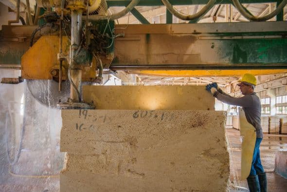 La venta de materiales de construcción fue liberada hace un año por el presidente Raúl Castro como parte de sus reformas económicas, en un país que tiene un elevado déficit habitacional y muchas edificaciones deterioradas. Este nuevo escenario es el que quiere aprovechar Mármoles Cubanos, con la mira no sólo en el mercado de la isla, sino también el externo, en particular el Caribe y Centroamérica. A Estados Unidos no puede vender, pese a su proximidad, debido al embargo vigente desde 1962.