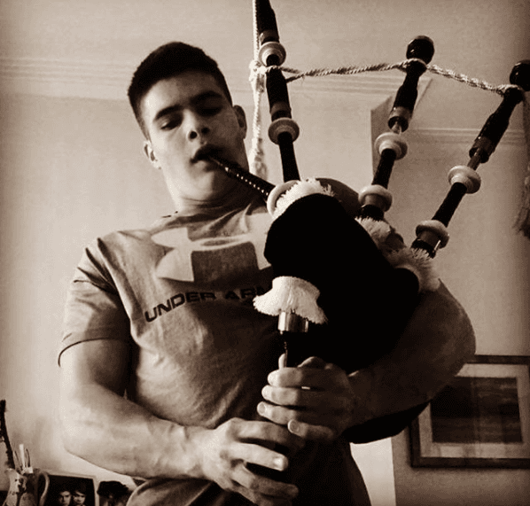 A través de las redes sociales, Arthur ha expresado su interés en una línea de servicio de entrega de alimentos llamada Deliveroo, así como otra app llamda Buzz Maids.