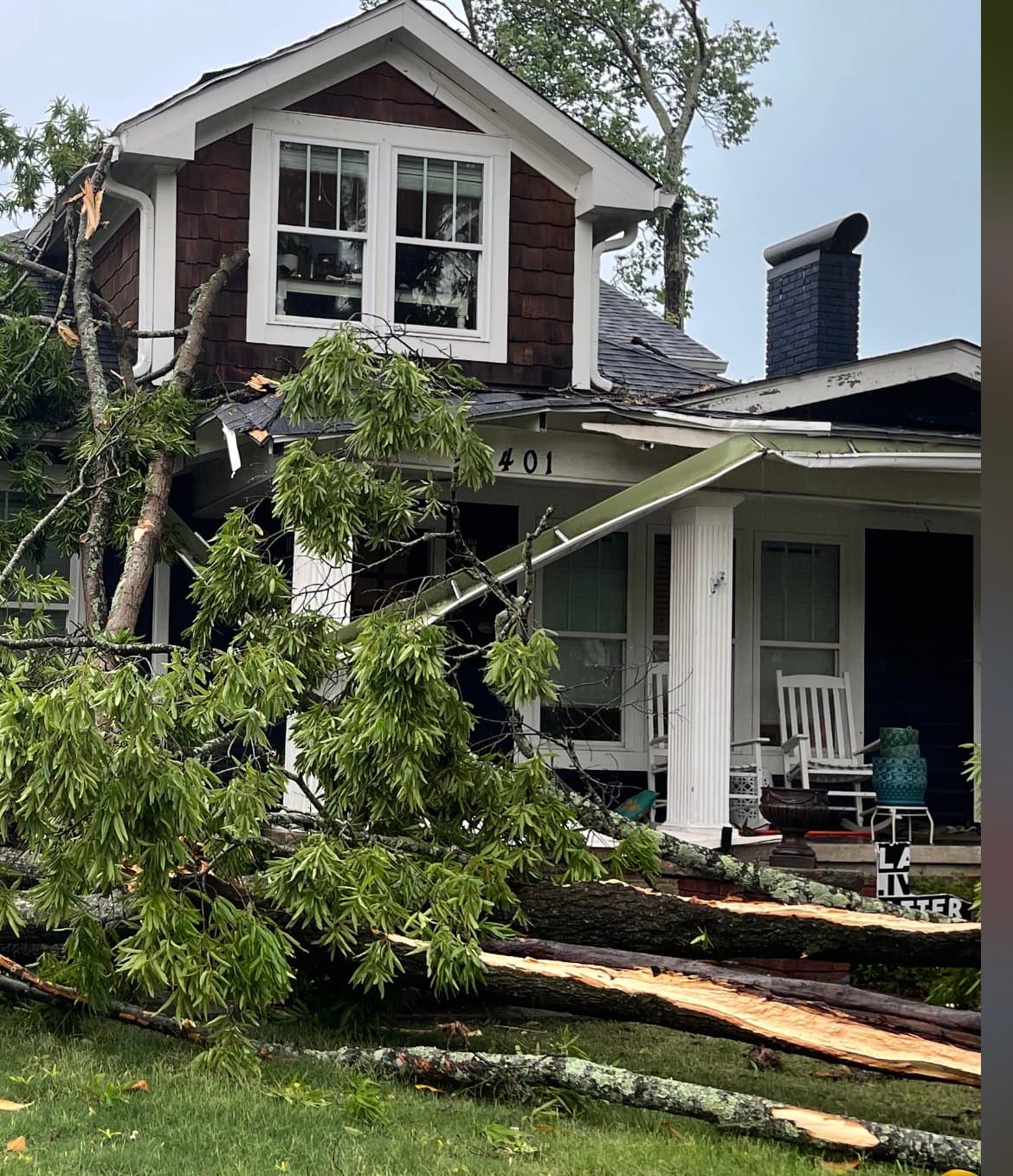 Un rayo cayó sobre el árbol de una residencia en Bon Air Ave, en Durham.