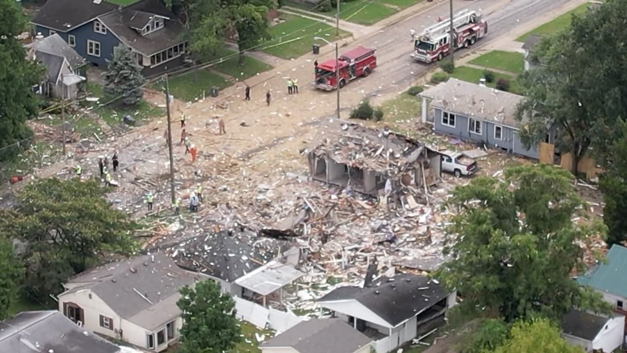 De acuerdo con las autoridades, el escombro que resultó luego de la explosión, como madera, vidrio y material aislante, se extendió por un radio de aproximadamente 100 pies.