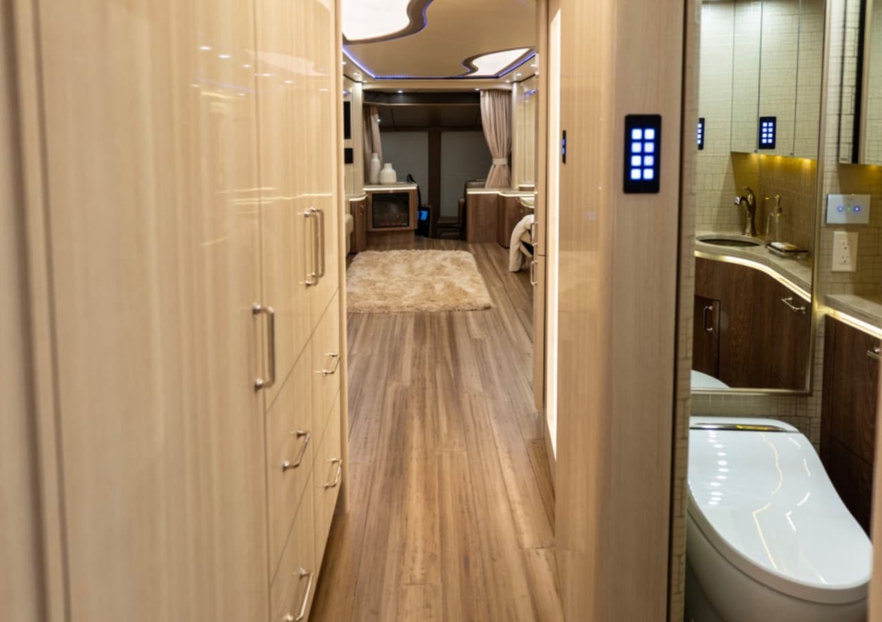 El 
<b>baño </b>se encuentra dentro de la habitación y tiene un amplio clóset.