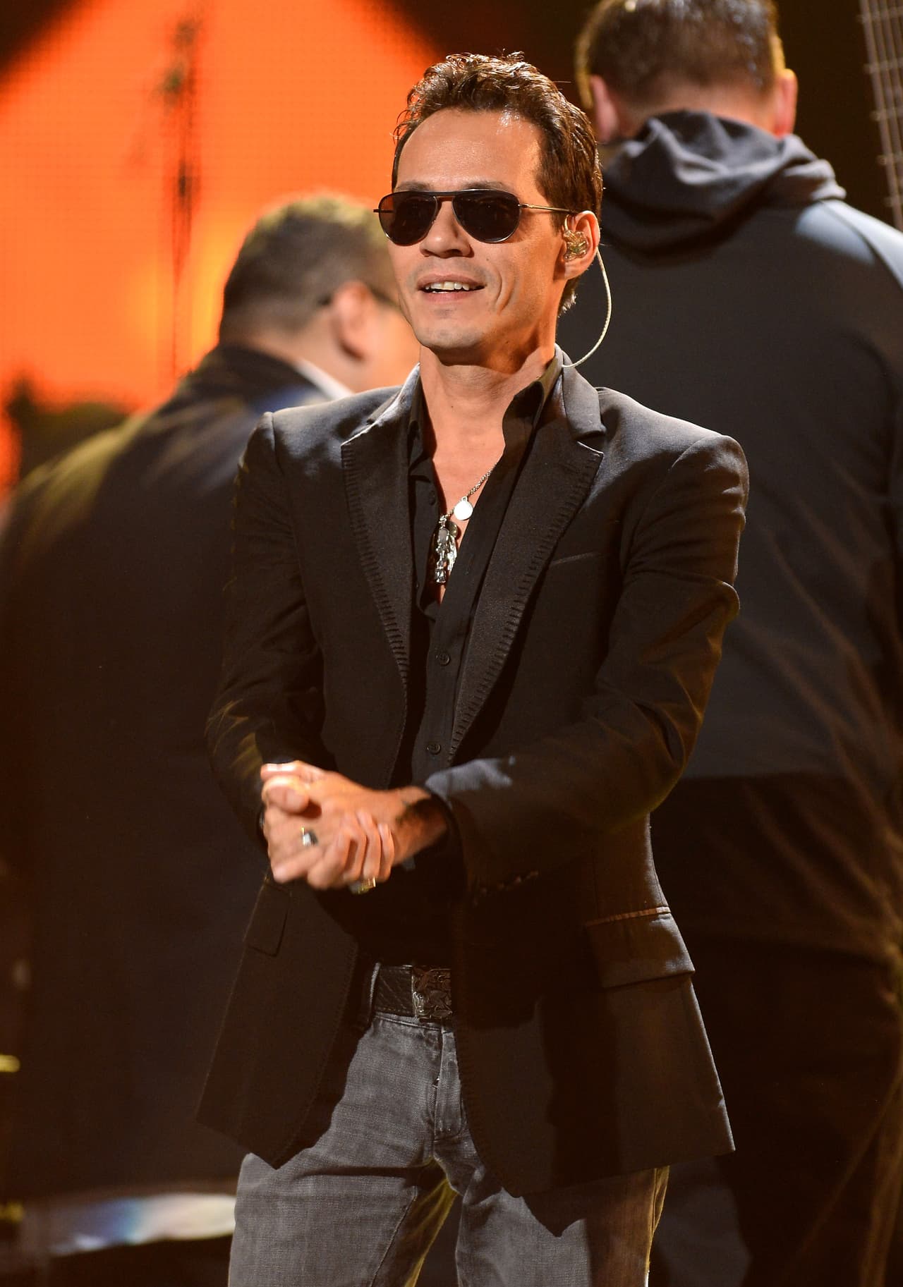 Parece que Marc adora usar el color negro en su vestimenta. Para el 2013 lo vimos con este saco y camisa negros pero combinados con unos jeans.