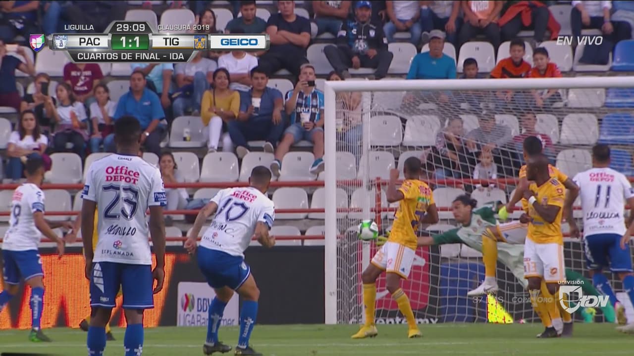 ¡Nahuel ataja y le quita el gol a Cardona de tiro libre!