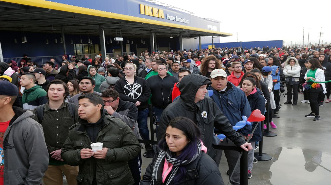 Más de un millar de personas asisten a la apertura del Ikea más grande de EEUU en Burbank el 7 de febrero de 2017.
