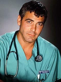 George Clooney arrancó suspiros a diestra y siniestra en 1994, al estrenarse la serie 'ER', en la que era el doctor Doug Ross: la serie lo puso en el mapa y por fin lo llevó a alcanzar la fama.