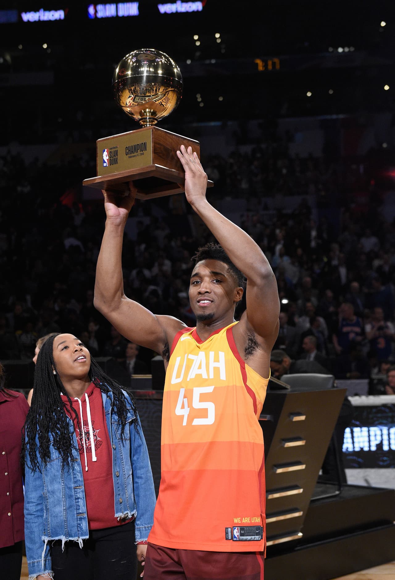 Donovan Mitchell, jugador del Utah Jazz, se convirtió en campeón del concurso de clavadas al vencer a Nance Jr. por 98-96. Te presentamos las mejores ejecuciones de la noche.