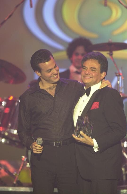 <h2 class="cms-H2-H2">José José, Premio Lo Nuestro a la Excelencia 2002</h2>
<br>En el año 2002, 
<b>José José</b> fue acompañado por su hijo José Joel para recibir el galardón más distinguido de la noche: el Premio a la Excelencia, sin duda uno de los cantantes latinos más exitoso de todos los tiempos.