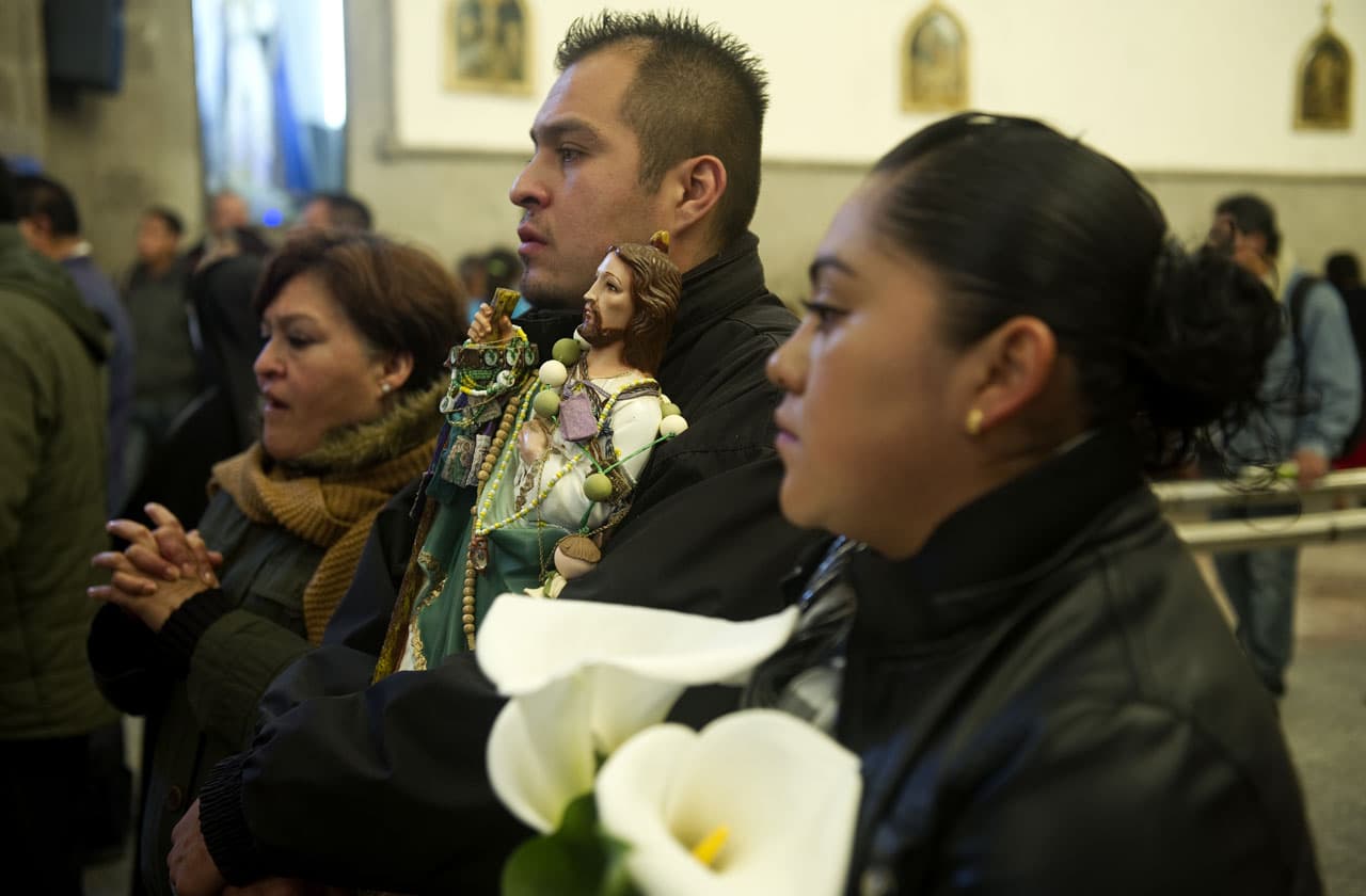 El nombre Judas es una palabra hebrea que significa "alabanzas sean dadas a Dios". Mientras tanto, Tadeo es un término que tiene un origen más desconocido. Hay quienes dicen que proviene del arameo y que significaría "el valiente" o "pecho" y relacionado, "hombre de pecho robusto", pero también dicen que significaría "magnánimo".