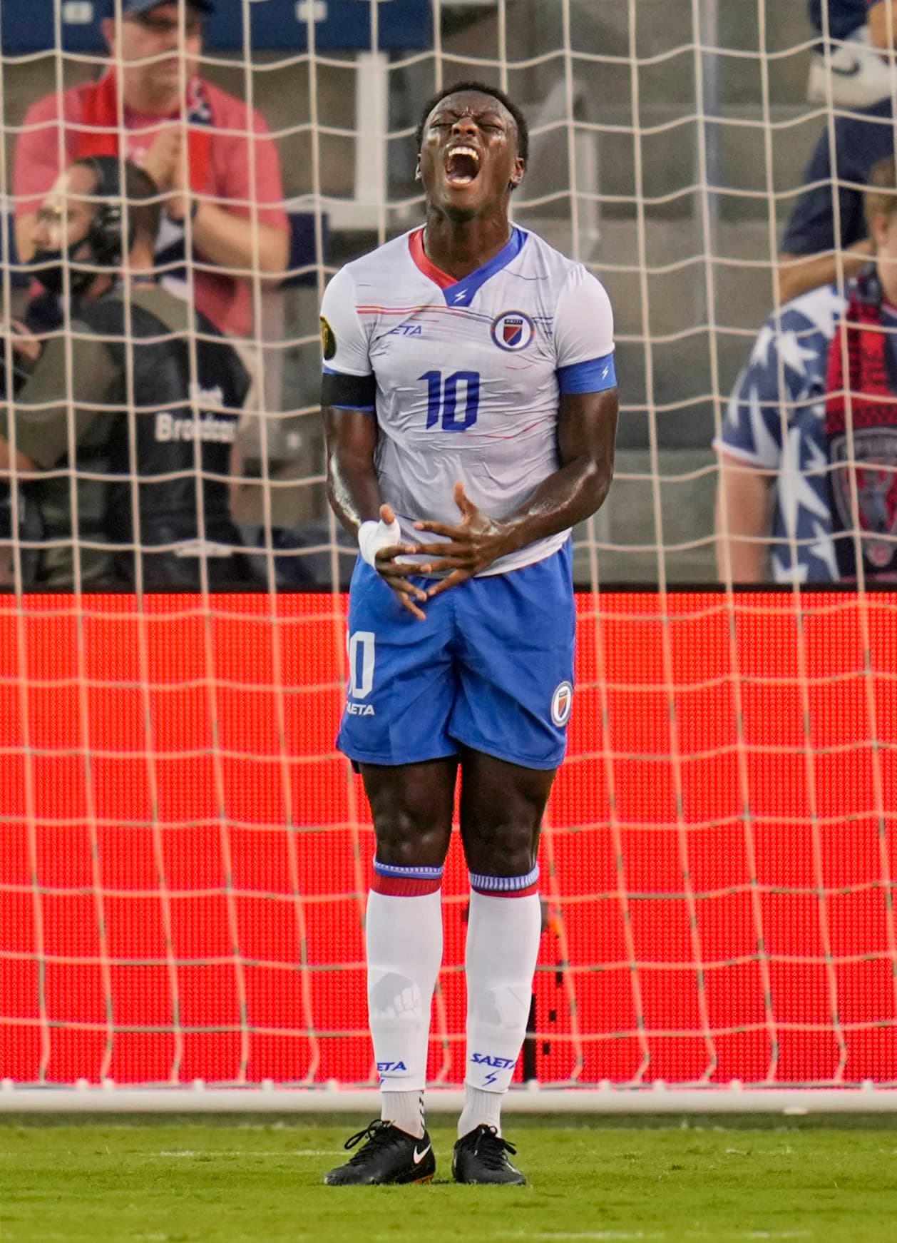 Del lado de Haití jugó el volante de Columbus Crew SC Derrick Ettiene Jr. .
<br>