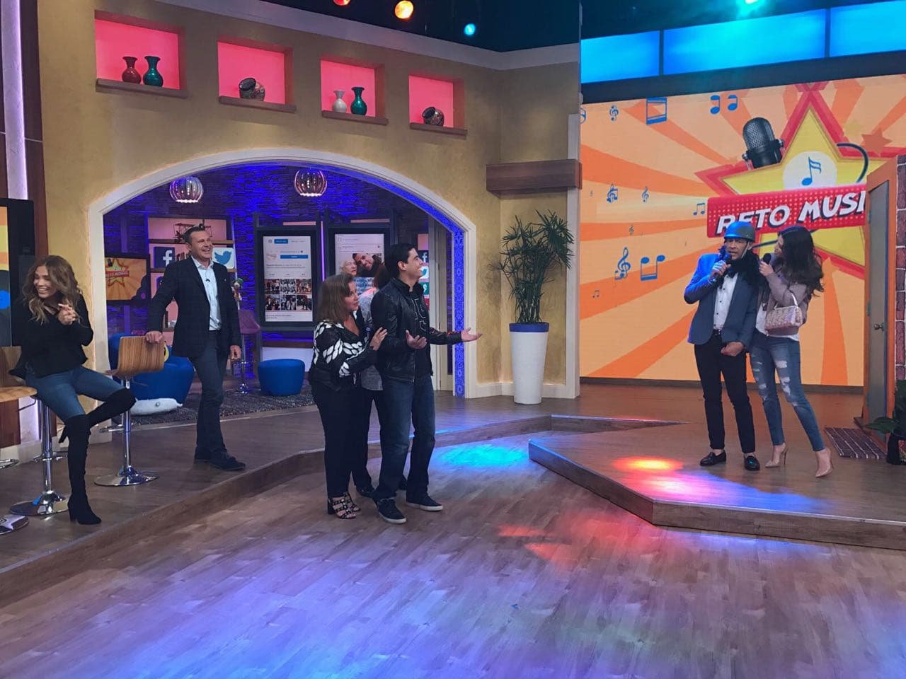 Johnny sonó muy afinado pero Ana Patricia casi dejó sordos a todos.