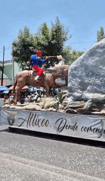 Como cada año, este desfile es transmitido por todas las plataformas gubernamentales de México y por canales de televisión abierta. A diferencia de lo que muchos creen, esta fecha no es un día de descanso oficial, y en otros estados del país no se celebra con la misma intensidad que en Puebla.