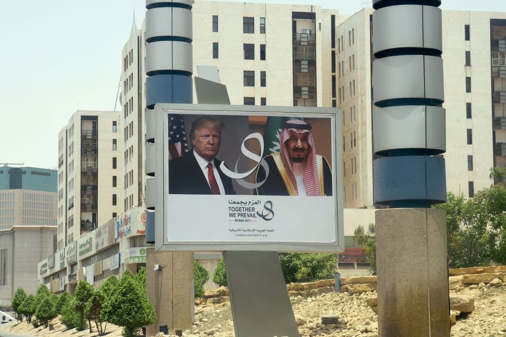 Coincidiendo con su primer día de visita, se ha organizado en Riad un foro empresarial estadounidense saudí para reforzar las inversiones y el comercio bilateral.