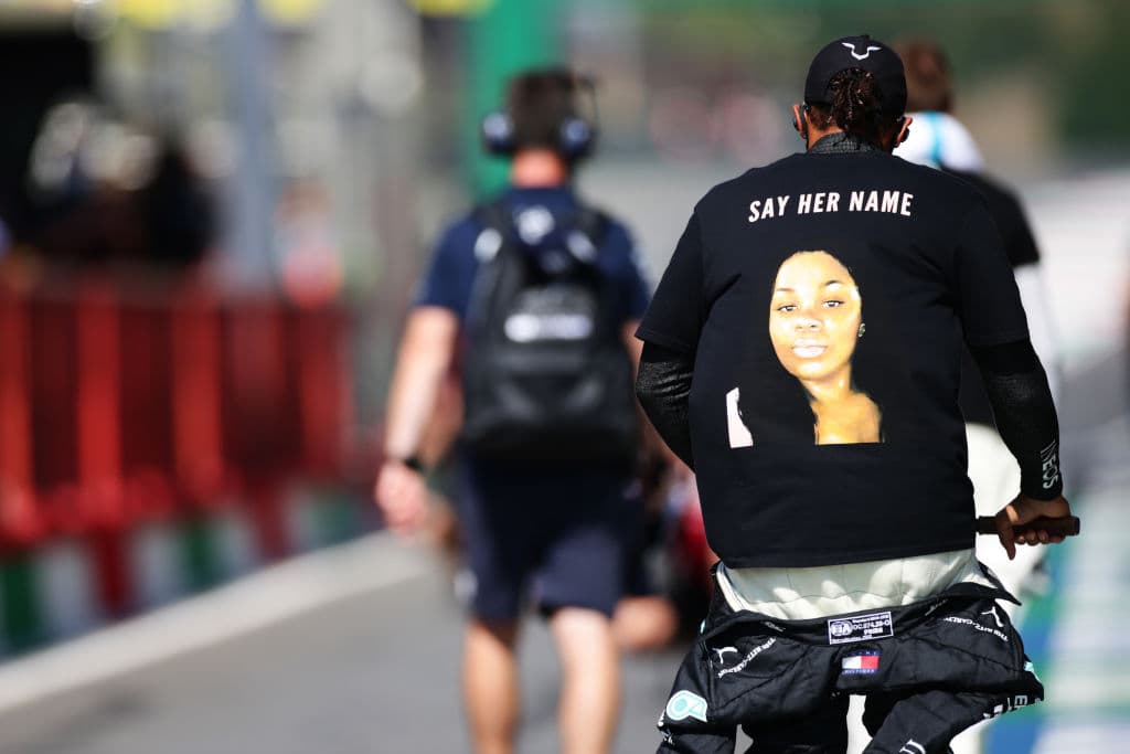 Lewis Hamilton se lleva el Gran Premio de la Toscana, sumando su sexta victoria de la temporada y la número 90 de su trayectoria. La carrera se vio accidentada por el Safety Car, provocando banderas rojas.