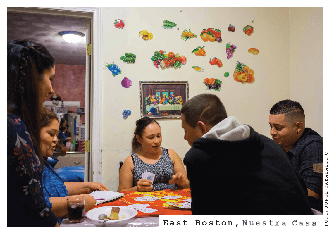 "En 2013 un trabajador latino de tiempo completo ganaba en promedio 30,900 dólares anuales, cuando el promedio en la ciudad fue de 49,000 dólares. Además de eso, los precios de la renta no han dejado de subir", dice una postal de East Boston, Nuestra Casa.