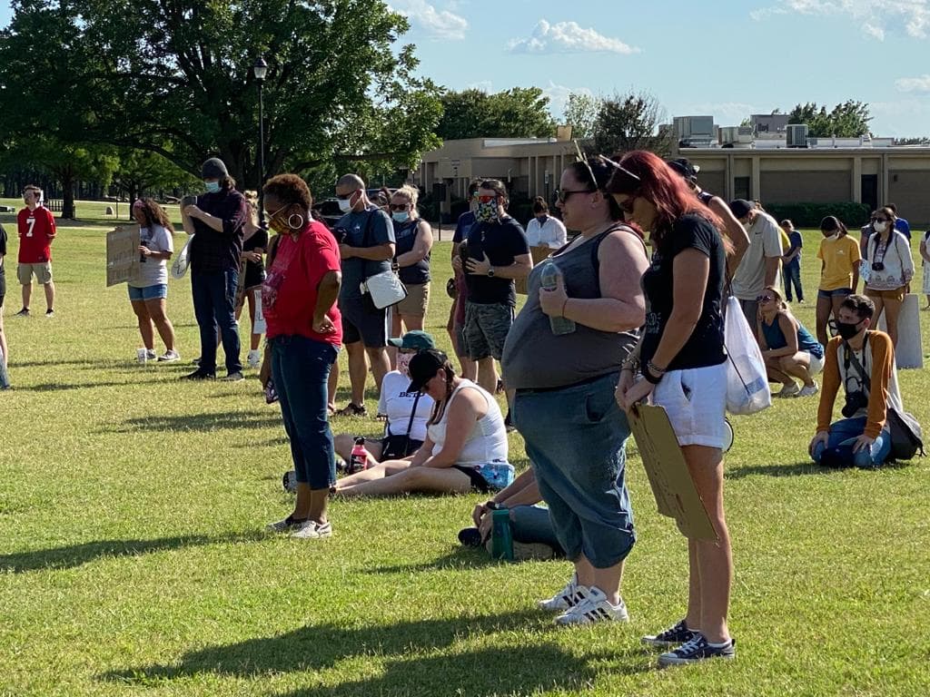 Varias personas se reunieron a protestar pacíficamente.
<br>