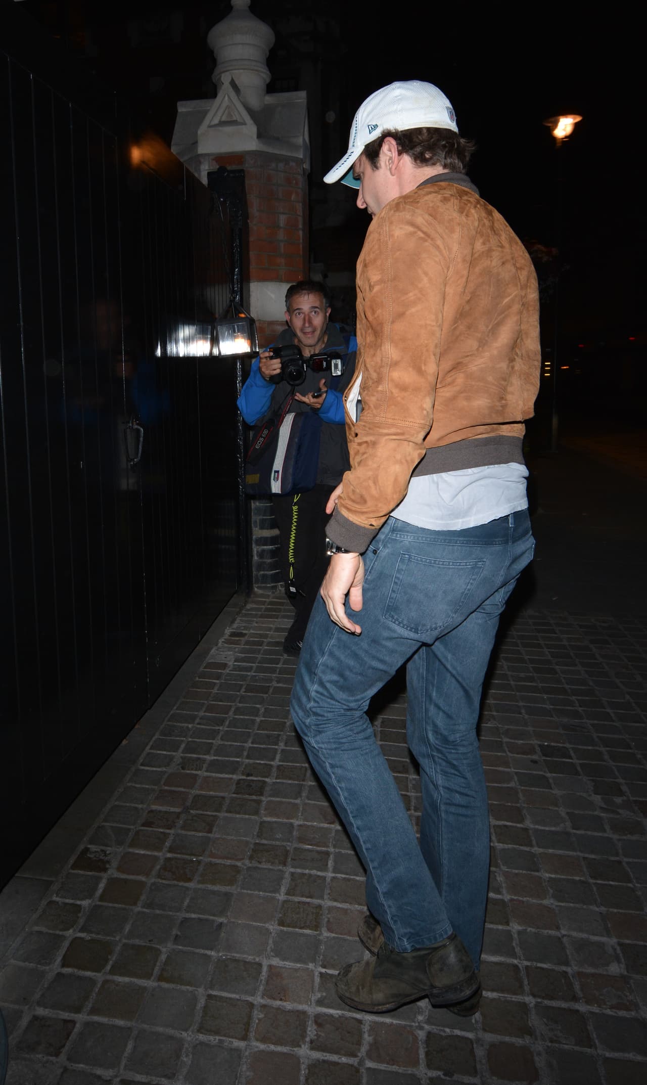 Los dos bajaron del mismo auto para luego correr al interior del lugar.