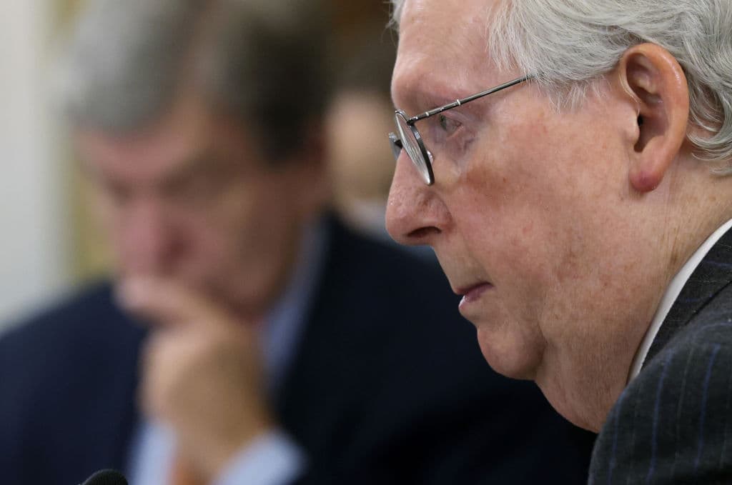 McConnell amenaza con "serias consecuencias" a empresas que criticaron ley electoral de Georgia