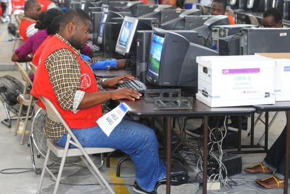 Los haitianos tendrán que esperar unos días más para conocer los resultados preliminares de las elecciones presidenciales, debido a irregularidades y fraudes descubiertos en el centro de conteo de los sufragios, dijeron funcionarios.