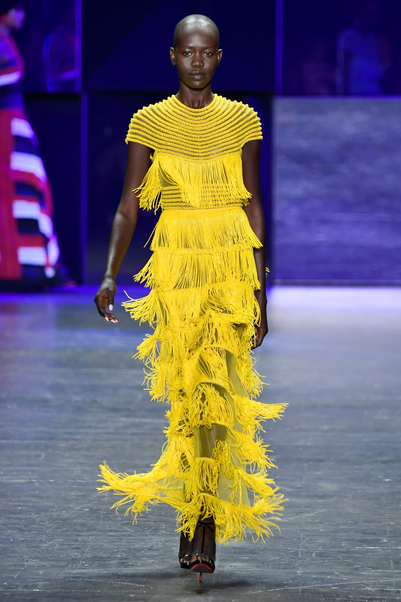 "Quien de 
<i>amarillo</i> 
<i>viste, </i>de su belleza
<i> confía", reza el dicho. </i>El tono de este vestido de Naeem Khan no es su única cualidad sobresaliente. Las hileras de flecos que bailan con el movimiento del cuerpo, harían de Buika un verdadero tótem. 
<br>