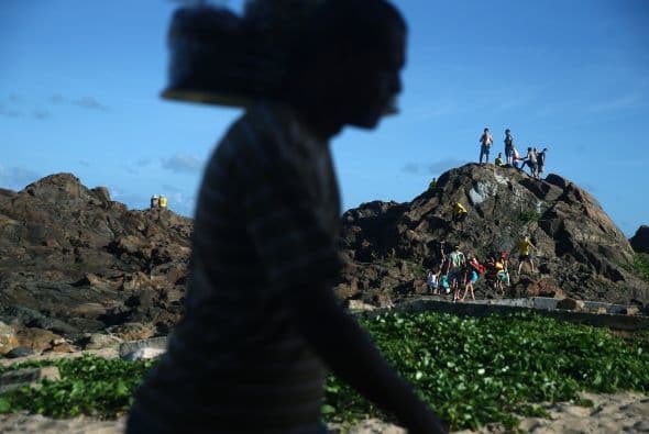 Los aficionados se reúnen en una colina en el Farol da Barra en un Fan Fest antes del partido de Brasil y México.