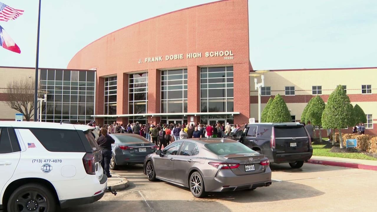 Reporte de una persona armada obliga al cierre de preparatoria en Pasadena, Texas